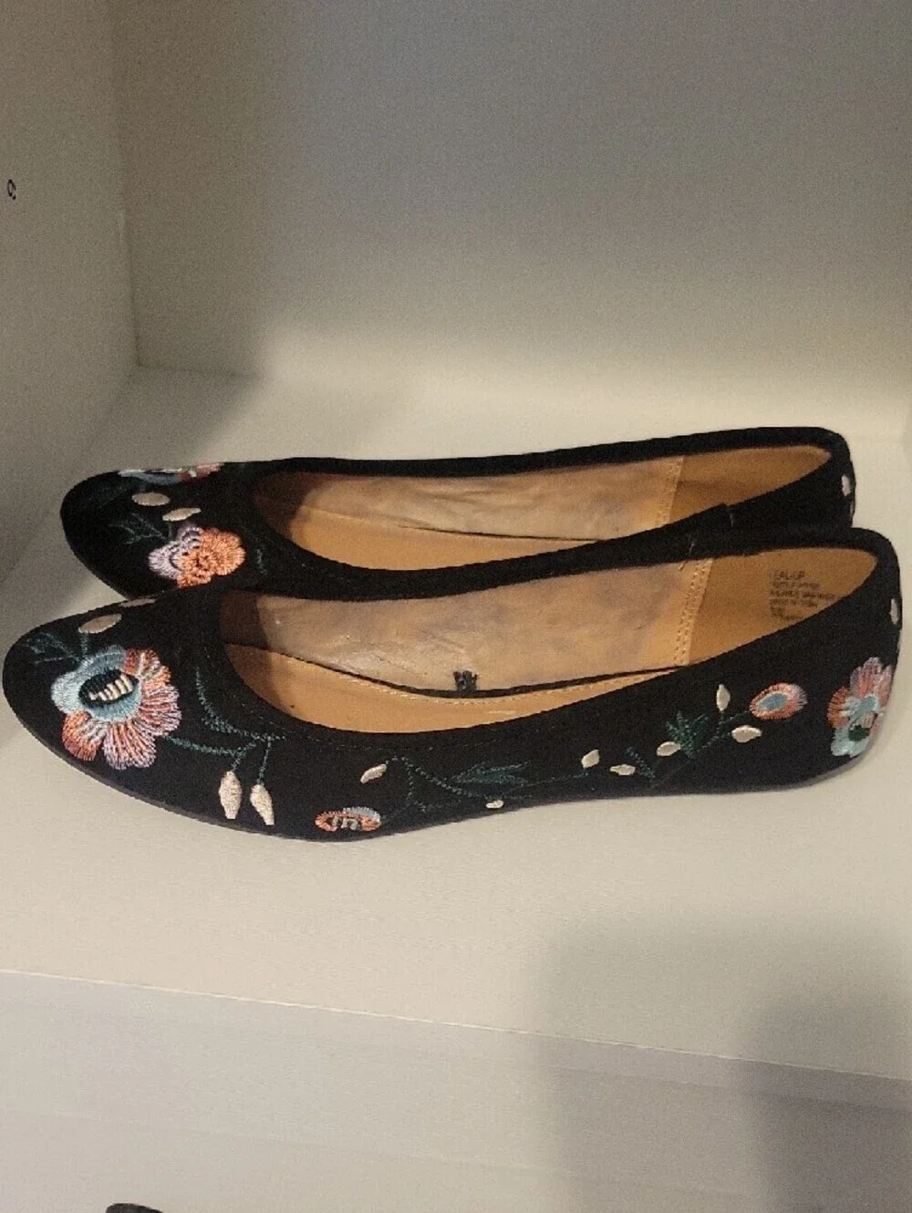 UNIONBAY 6.5 Black Floral Embroidered Cottagecore Slip-On Flats